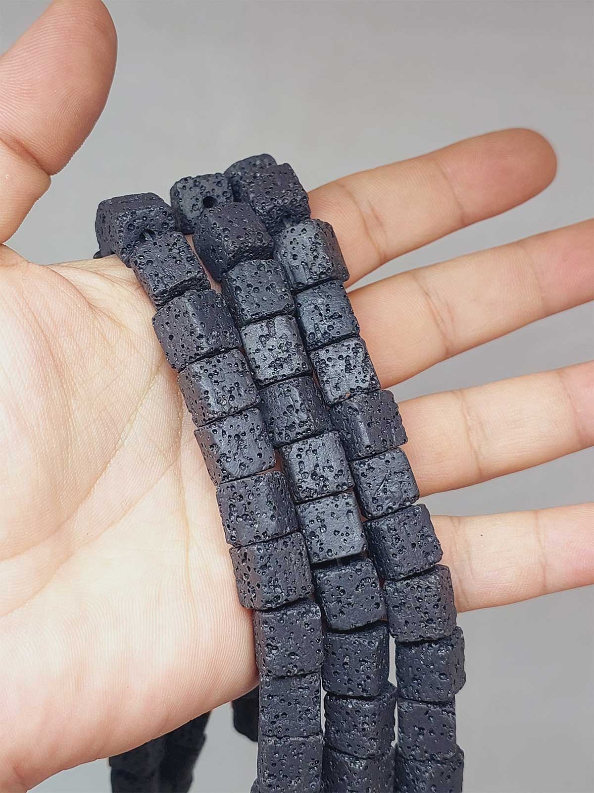 Çeyrek Dizi (9cm uzunluğundadır!) Lav Taşı Siyah Küp Şekilli Çeyrek Dizi 10*10mm (51624)