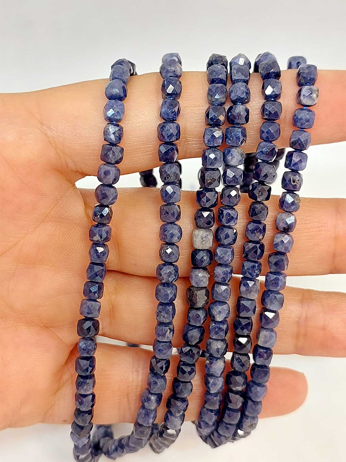 Safir Taşı Küp Şekilli Dizi 4mm (45506)