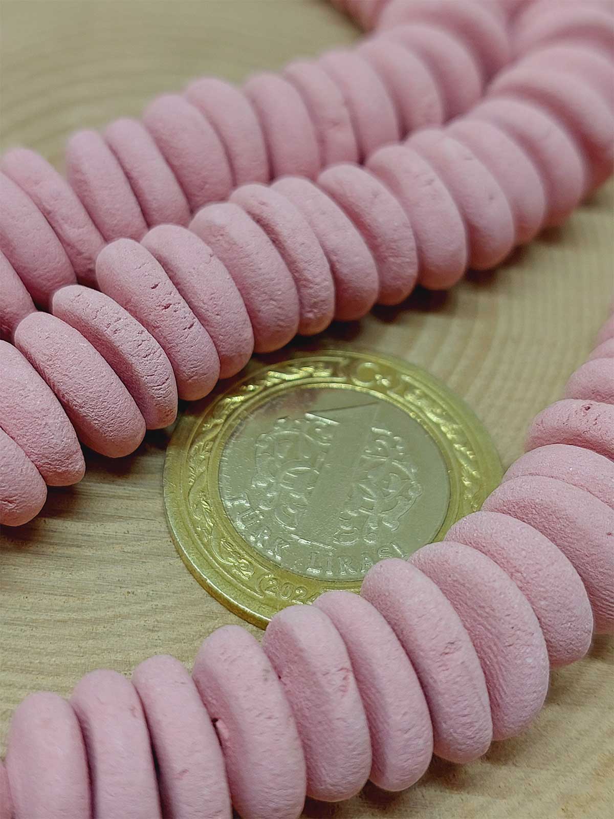 Pembe Pigmentli Yassı Mat Seramik Boncuk Dizi 10-12mm/23cm (54196)